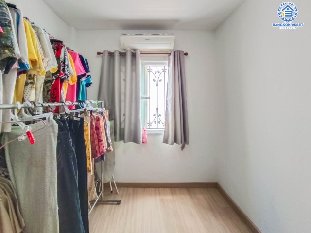 *****ทาวน์เฮ้าส์มือสองย่านนนทบุรี ม.พิบูลย์ ทาวน์โฮม พิบูลสงคราม เนื้อที่มากถึง 20.2 ตร.ว. ฟังก์ชัน 3 ห้องนอน 3 ห้องน้ำ 2 ที่จอดรถ แถมฟรี! 3 เครื่องปรับอากาศ บ้านหันทิศตะวันออกเฉียงเหนือ บนทำเลดี เพียง 10 นาทีก็ถึงรถไฟฟ้าสายสีม่วง "สถานีแยกติวานนท์"  ใกล้ทางด่วน "ศรีรัช-วงแหวนรอบนอก"